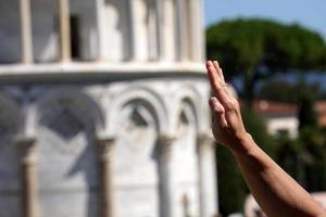 pisa, itália - 26 de setembro de 2017 - turista tirando fotos na famosa torre inclinada