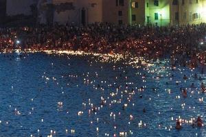 camogli, itália - 6 de agosto de 2017 - velas tradicionais de stella maris na celebração do mar foto