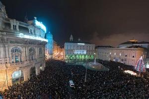 Gênova, Itália - 19 de dezembro de 2015 - feliz ano novo e feliz natal fogos de artifício foto