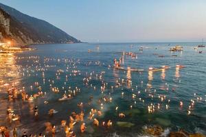 camogli, itália - 6 de agosto de 2017 - velas tradicionais de stella maris na celebração do mar foto