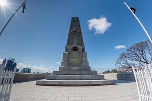 Perth, Austrália, 18 de agosto de 2015 - pessoas no memorial da guerra mundial foto