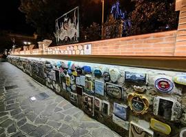 alassio, itália - 13 de dezembro de 2021 - bem famoso muretto, parede de celebridades à noite foto
