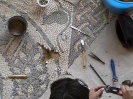 restauração do antigo mosaico romano de villa del casale, sicília foto