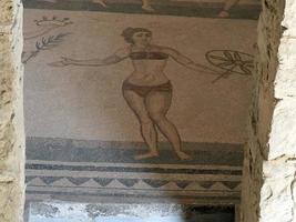 meninas de banho de biquíni no antigo mosaico romano de villa del casale, sicília foto