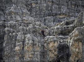 escalada debaixo a chuva dentro três picos do lavaredo vale dolomites montanhas foto