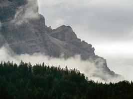 monte croce cross mountain no panorama do vale das dolomitas badia foto