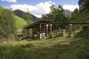 vale do moinho de água nas dolomitas vale longiaru badia foto