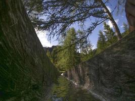 vale do moinho de água nas dolomitas vale longiaru badia foto