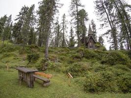 i guerra mundial velha igreja de madeira e cemitério em dolomitas valparola foto