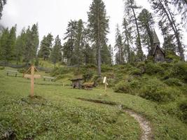 i guerra mundial velha igreja de madeira e cemitério em dolomitas valparola foto