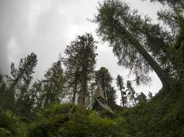 i guerra mundial velha igreja de madeira e cemitério em dolomitas valparola foto