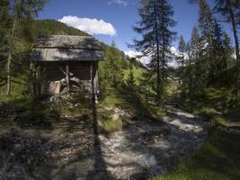 vale do moinho de água nas dolomitas vale longiaru badia foto