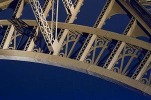 Tour eiffel detalhe às noite foto