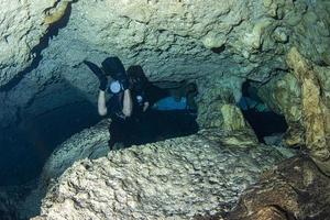 mergulho em cavernas nos cenotes mexicanos foto