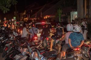 Denpasar, Bali, Indonésia - 15 de agosto de 2016 - tráfego congestionado da ilha da Indonésia foto