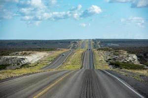 estrada sem fim da patagônia em dia ensolarado foto