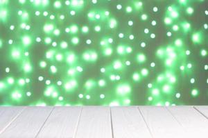 abstrato fundo, brincar. desfocado verde luzes bokeh e branco de madeira superfície foto