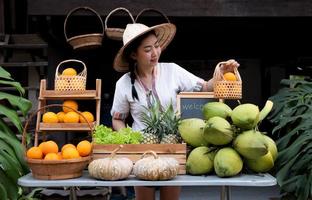 nativo Ásia mulher vendendo natural variedade do frutas às a Fazenda ficar, homestay às Tailândia loei foto
