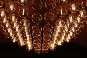 à moda, moderno e decorativo lâmpadas do Edison do volta forma dentro a linhas. luz lâmpadas dentro retro estilo. uma muitos teto brilhando vintage conduziu lâmpadas. objeto para interior decoração, seletivo foco foto