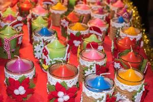 diferente 0cores velas Natal decorações às rua mercado foto