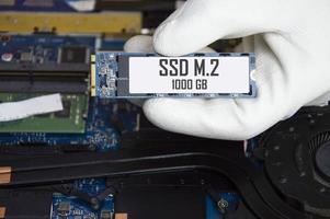 ssd m.2 é muito popular Novo tecnologia, pequeno Tamanho e Alto desempenho, ssd m.2 dentro mão. foto