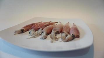 Lula frutos do mar em prato em branco. foto