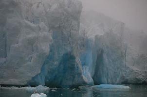 vista da geleira svalbard spitzbergen com pequeno iceberg foto