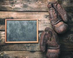 Castanho de madeira quadro, Armação e muito velho couro boxe luvas foto