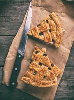 três cozido bolos com uma cereja e uma cozinha faca foto