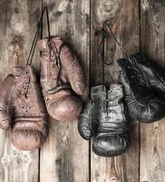 dois pares do couro vintage boxe luvas suspensão em uma unha foto