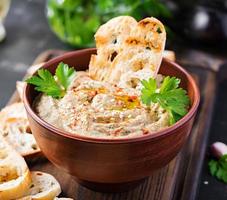 baba ghanoush vegano Húmus a partir de Berinjela com tempero, salsinha e Torradas. baba ganoush. meio Oriental cozinha. foto