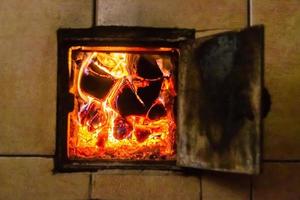 bela lareira antiga com fogo de chama leve para aquecimento de sala de construção foto