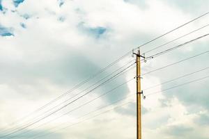 poste elétrico de potência com fio de linha em fundo colorido close-up foto