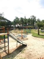 a jogar parque para crianças é embrulhado dentro vermelho barreira fita. fora. proibição do ao ar livre anda em. foto