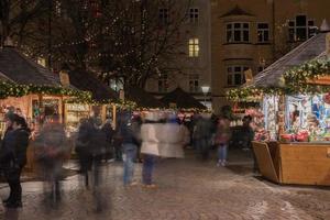 trento, itália - 1 de dezembro de 2015 - pessoas no tradicional mercado de natal foto