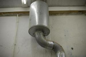 tubo dentro prédio. aço cano. aquecimento. interior do industrial casa. foto