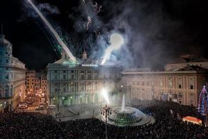 Gênova, Itália - 19 de dezembro de 2015 - feliz ano novo e feliz natal fogos de artifício foto