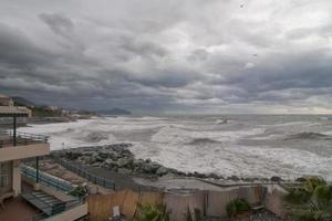 mar tempestade em a costa foto