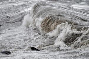 mar tempestade em a costa foto