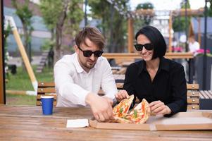 uma casado casal dentro uma rua restaurante bebendo café tendo almoço pizza foto