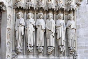 escultura e telhado da estátua da catedral de notre dame paris antes do incêndio foto