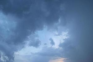 Sombrio azul nuvem com branco luz céu fundo e meia noite tarde Tempo foto