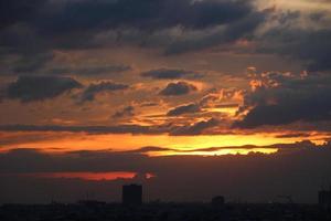 pôr do sol Sombrio azul nuvem com branco dourado luz céu fundo e cidade luz meia noite tarde Tempo foto