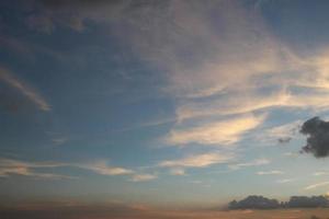 pôr do sol Sombrio azul nuvem com branco dourado luz céu fundo e cidade luz meia noite tarde Tempo foto