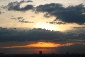 pôr do sol Sombrio azul nuvem com branco dourado luz céu fundo e cidade luz meia noite tarde Tempo foto