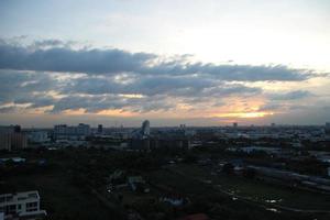 Sombrio azul nuvem com branco luz céu fundo e cidade luz meia noite tarde Tempo foto