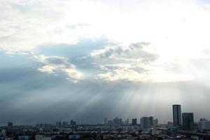 Sombrio azul nuvem com branco luz céu fundo e cidade luz meia noite tarde Tempo foto