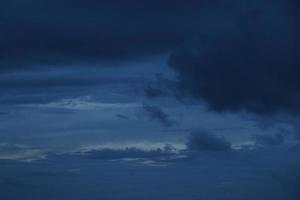 Sombrio azul nuvem com branco luz céu fundo e meia noite tarde Tempo foto