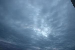 Sombrio azul nuvem com branco luz céu fundo e meia noite tarde Tempo foto