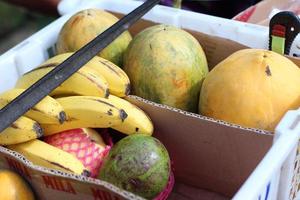 cestas contendo mamão maçãs abacates e bananas vendido de Móvel vegetal vendedores dentro Indonésia foto